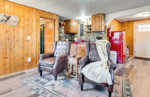 Drake Cabina | Private Hot Tub + Deck: Riverfront Escape in Drake