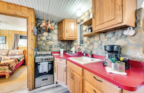 Drake Cabina | Private Hot Tub + Deck: Riverfront Escape in Drake