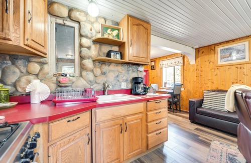 Drake Cabina | Private Hot Tub + Deck: Riverfront Escape in Drake