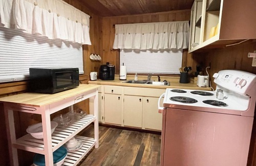 Bryson City Cabina | Private HOT TUB. Fire Pit, screened porch. 3 miles to the NOC. Resort POOL