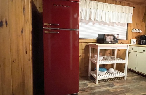 Bryson City Cabina | Private HOT TUB. Fire Pit, screened porch. 3 miles to the NOC. Resort POOL