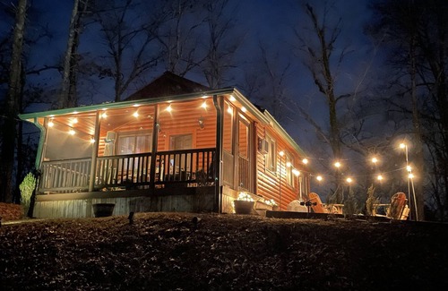 Bryson City Cabina | Private HOT TUB. Fire Pit, screened porch. 3 miles to the NOC. Resort POOL