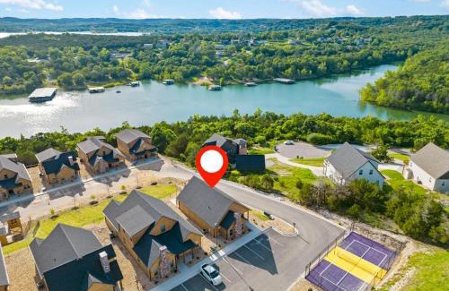 Table Rock Casa | Private Hot Tub-Free Attraction Tickets-Lake Lookout-Community Indoor & Outdoor Pools
