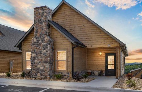 Table Rock Casa | Private Hot Tub-Free Attraction Tickets-Lake Lookout-Community Indoor & Outdoor Pools