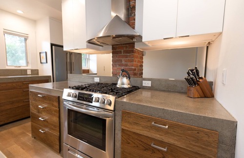 Old Bend Casa | Private Hot Tub ~ In the Heart of Bend ~ Dog Friendly ~ Fire Pit