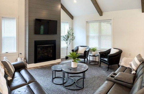 Fort Littleton Casa | Private + Hot Tub + Kids Toy Loft + Pool Table