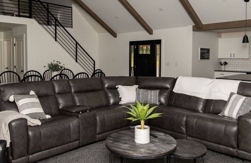 Fort Littleton Casa | Private + Hot Tub + Kids Toy Loft + Pool Table