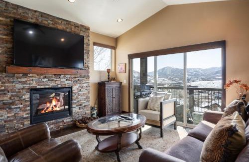 Park City Casa | Private Hot Tub, Minutes to Ski, Cozy Getaway, Beautiful Condo- Large 3BR, Private Garage!
