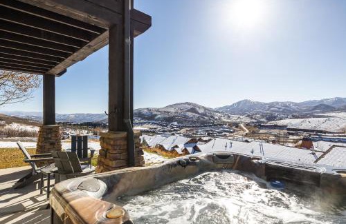 Park City Casa | Private Hot Tub, Minutes to Ski, Cozy Getaway, Beautiful Condo- Large 3BR, Private Garage!