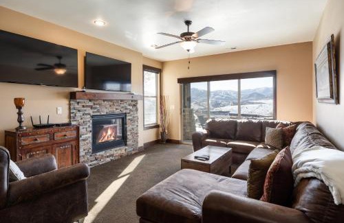 Park City Casa | Private Hot Tub, Minutes to Ski, Cozy Getaway, Beautiful Condo- Large 3BR, Private Garage!