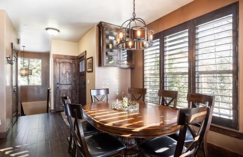 Park City Casa | Private Hot Tub, Minutes to Ski, Cozy Getaway, Beautiful Condo- Large 3BR, Private Garage!