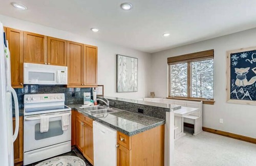 The Highlands Casa | Private Hot Tub, MountainScape Chalet! Family Paradise!