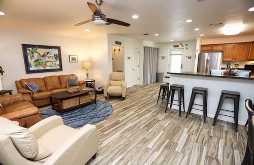 Galveston Casa | Private Hot Tub Oasis / Comfy Home 6 Min Dr to Beach