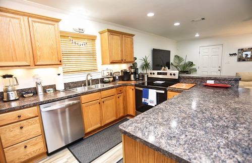 Galveston Casa | Private Hot Tub Oasis / Comfy Home 6 Min Dr to Beach