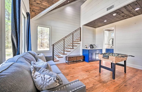 Hochatown Cabina | Private Hot Tub, Outdoor Fireplace: Broken Bow Gem