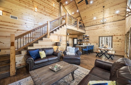 Pickens Cabina | Private Hot Tub + Outdoor Oasis + Split Floor Plan + Arcade + Family Friendly