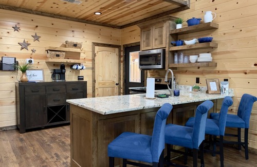 Pickens Cabina | Private Hot Tub + Outdoor Oasis + Split Floor Plan + Arcade + Family Friendly