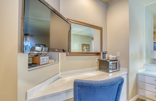 Century West Hotel | Suite privada de estilo hotel en Bend con acceso al gimnasio.