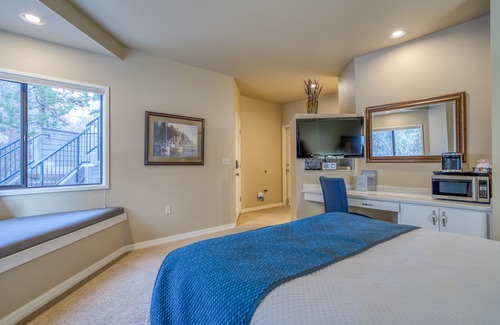 Century West Hotel | Suite privada de estilo hotel en Bend con acceso al gimnasio.