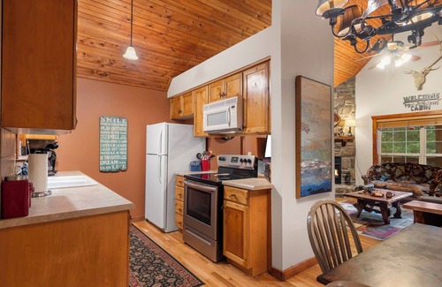 Branson West Cabina | Private HotTub! Minutes to Silver Dollar City! First Responder Owned! Local Hero at Stonebridge! WOW