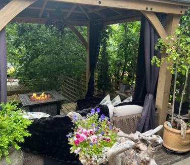 Gibsons Casa | PRIVATE HOUSE and private HOT TUB Seas The Day Pets BBQ Beaches Artists Studio Lower Gibsons The Bay