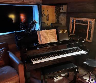 Gibsons Casa | PRIVATE HOUSE and private HOT TUB Seas The Day Pets BBQ Beaches Artists Studio Lower Gibsons The Bay
