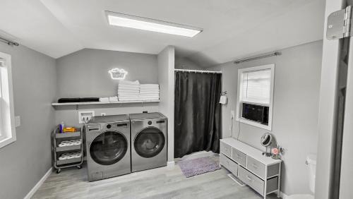 Caseyville Casa | Private House - Sleeps 8 - 13 Min to Downtown STL