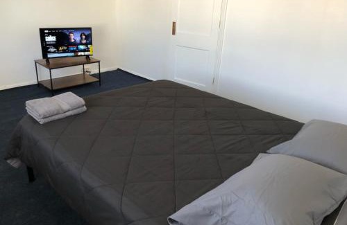 Perth Amboy Casa | Private house with 3 bedrooms and 1 bathroom and free parking convenient to NYC Manhattan bus and train