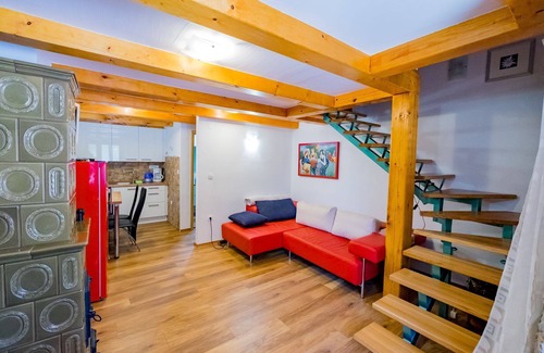Bilice Casa | Casa propia con jardín, piscina pequeña, aire acondicionado, estacionamiento y mucho más.