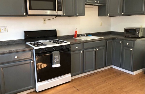 Perth Amboy Casa | Private house with 3 bedrooms and 1 bathroom and free parking convenient to NYC Manhattan bus and train