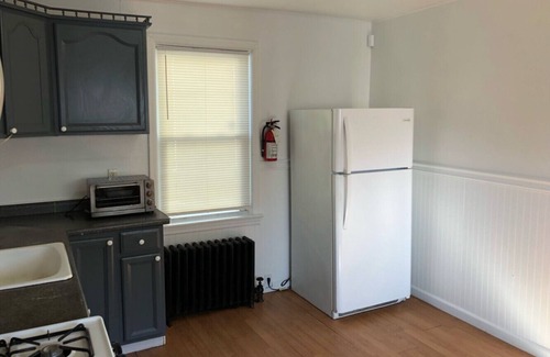 Perth Amboy Casa | Private house with 3 bedrooms and 1 bathroom and free parking convenient to NYC Manhattan bus and train