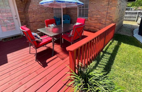 West Pensacola Casa | PRIVATE HUGE POOL/ 25 MINS TO BEACH/ SPACIOUS 4BED/3BATH KING BED