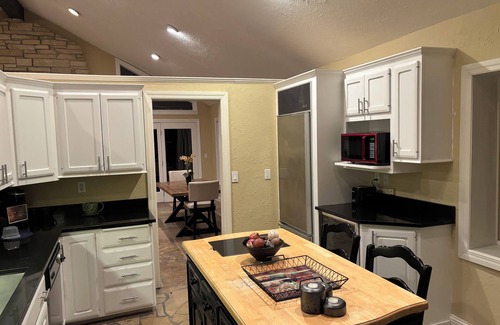 Cedar Rapids Casa | Private In City retreat 12+ Guests 4 bedrooms 3.5 Bath +Bonus Kitchen downstair