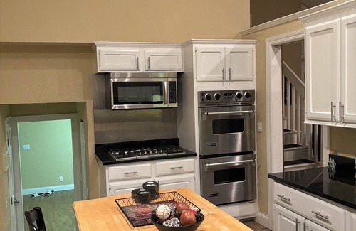 Cedar Rapids Casa | Private In City retreat 12+ Guests 4 bedrooms 3.5 Bath +Bonus Kitchen downstair