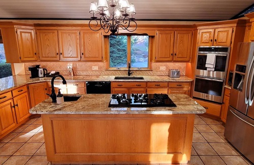 Earlville Casa | Private INDOOR HEATED POOL + Hot Tub + Game Room - Family Friendly