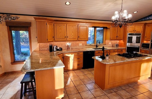 Earlville Casa | Private INDOOR HEATED POOL + Hot Tub + Game Room - Family Friendly