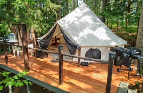 Brantingham Casa | Private Island, 5 Homes, 2 HotTub, Boat -Sleeps 17