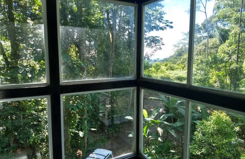 Portalón Casa | Casa de la selva privada con vista parcial al mar.