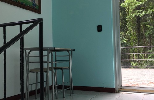 Portalón Casa | Casa de la selva privada con vista parcial al mar.