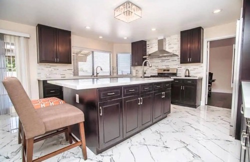 Chinatown Casa | Private King Bed, TV and Private Bathroom #203