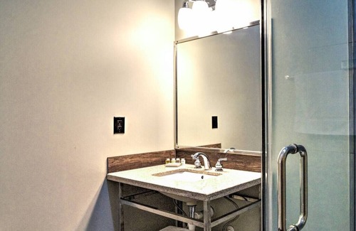 Hickory Apartamento | Private King Room in Historic Downtown Hickory!