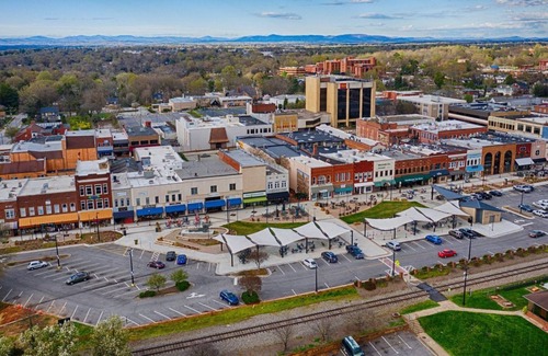 Hickory Apartamento | Private King Room in Historic Downtown Hickory!