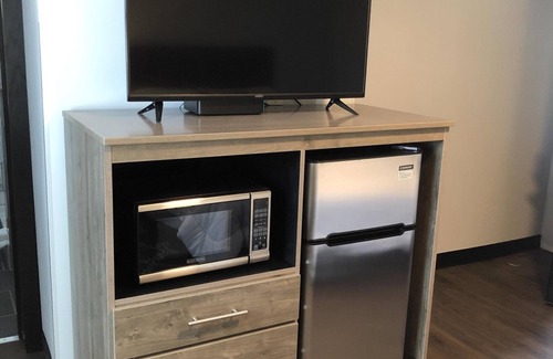 North Muskegon Apartamento | Private King Studio Close to the Action and Recently Renovated