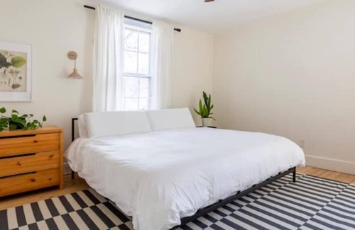 Watertown Apartamento | Private King suite w/ separate entry-Walk to Taft!