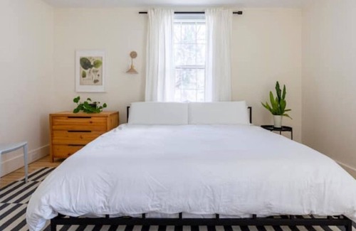 Watertown Apartamento | Private King suite w/ separate entry-Walk to Taft!