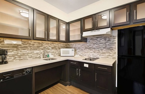 Carmel Mountain Ranch Complejo | Private Kitchen, Pool, Free Breakfast: Ideal San Diego Stay Near Attractions!