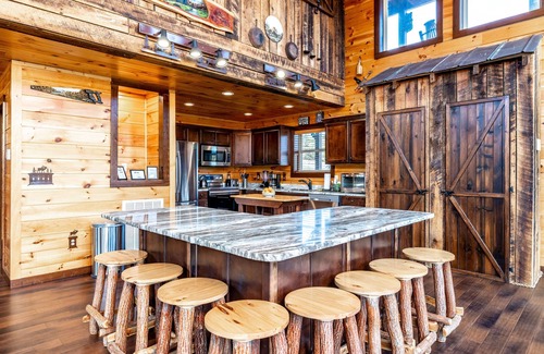 Sevierville Cabina | Private Lake- Amazing Views -2 Acres - Lux Cabin