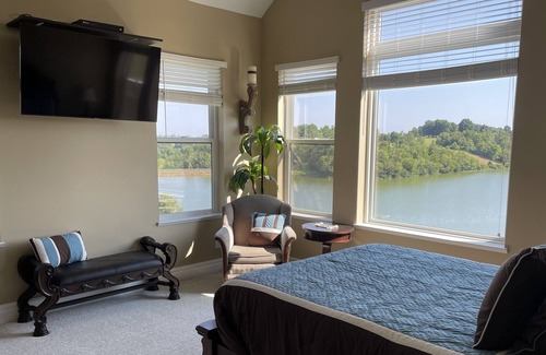 Dry Ridge Casa | Private Lake Front Getaway with Amazing views mins from ARK