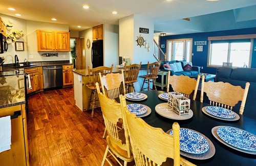 Arlington Casa | Private Lake Front & Pool. Entire 4 BR Home: Kayaks
