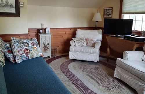 Bristol Cabaña | Private Lakefront Cottage Retreat
